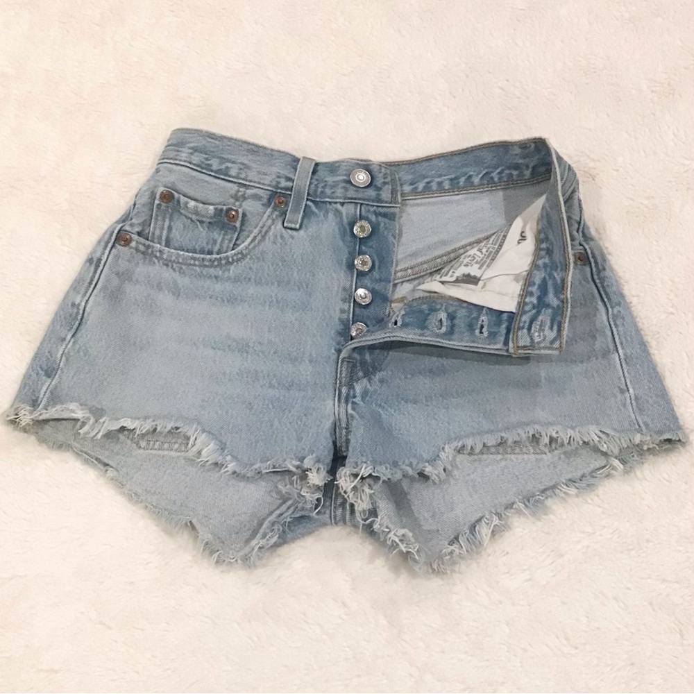 Levi’s 501 W24 (US 0/00) Denim Shorts Women’s High Rise Luxor Heat Light Wash - Picture 4 of 12